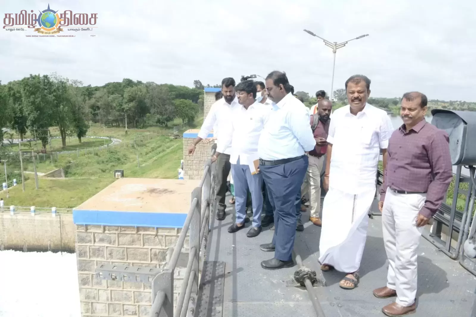 ஓசூர் கெலவரப்பள்ளி அணை பகுதியில் தமிழக சுற்றுச்சூழல் துறை அமைச்சர் ஆய்வு : ரசாயன கழிவுகள் மற்றும் குவியல் குவியலாக செல்லும் நுரைகளை பார்வையிட்டார்!