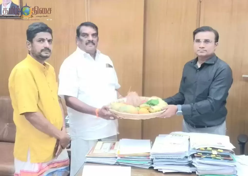 இந்து சமய அறநிலையத்துறையின் புதிய ஆணையராக பொறுப்பேற்றுள்ள உயர்திரு ஆணையர் வினய் அவர்களை கோவில்பூஜாரிகள் நல சங்கத்தின் மாநில தலைவர்  வாசு அவர்கள் சந்தித்து  வாழ்த்து தெரிவித்தார்.