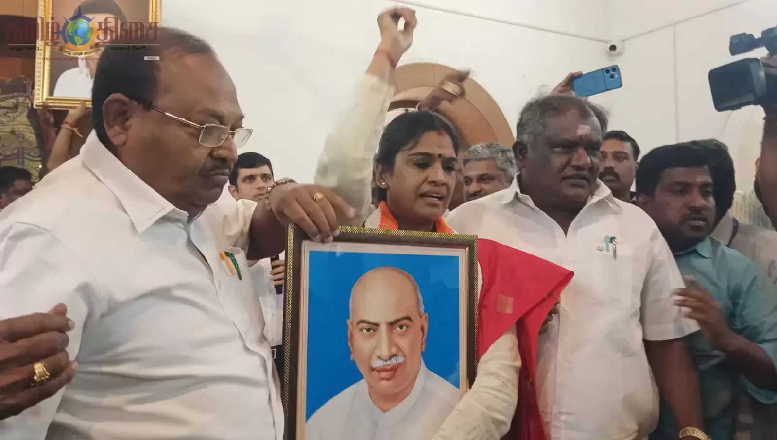 முன்னாள் முதல்வர்கள் போட்டோ சர்ச்சை...கோவை மாநகராட்சி மாமன்ற கூட்டத்தில் சலசலப்பு...