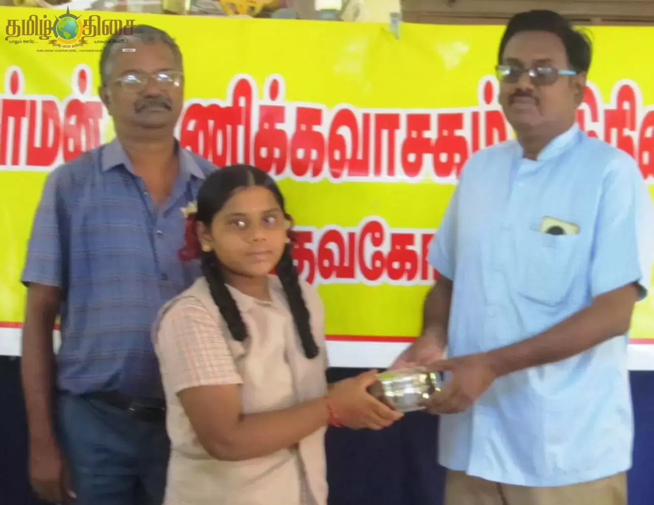 வாசிப்பே வெற்றிக்கான அடித்தளம்  கோடை விடுமுறையில் புத்தக வாசிப்பில் சிறந்த மாணவர்களுக்கு பரிசு – தேவகோட்டை கருவூல அலுவலர் கருணாநிதி