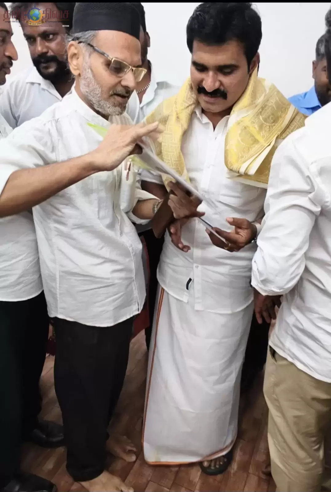 நீண்டகால சிறைவாசிகள் விஷயத்தில் மனிதநேய விடுதலையையும்' வழங்கி, தமிழக மக்களின் நம்பிக்கையைக் காக்க வேண்டும் என முனைவர் தமீமுல் அன்சாரி ரஹ்மானி சட்ட அமைச்சர் நிர்மல்குமாரை சந்தித்து மனு